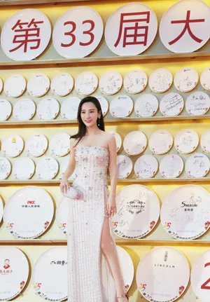 高洋优雅抹胸长裙活动照图片_4