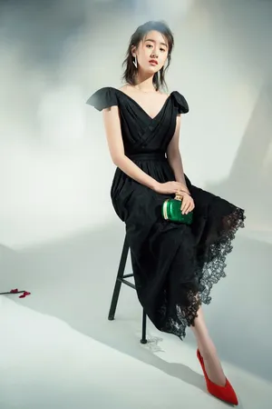 90后新生代实力小花袁冰妍时尚写真图片_2
