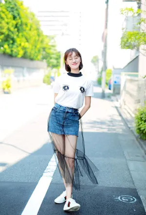袁冰妍清新俏丽街拍图片