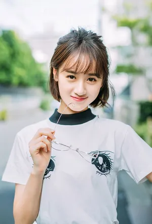 袁冰妍清新俏丽街拍图片