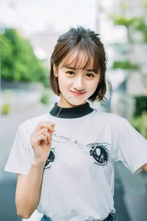 袁冰妍可爱街拍写真甜美迷人