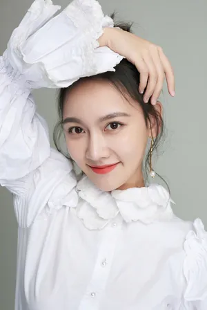 孙骁骁灵动甜美丸子头写真高清图片_2