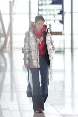 刘敏涛银灰色羽绒服机场照图片_2