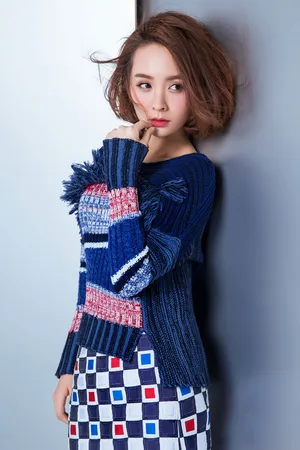 邓莎毛衣短裙秀长腿靓丽写真图片