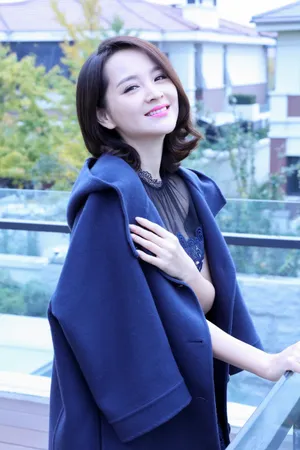 邓莎镂空蕾丝纱裙美艳写真图片_1