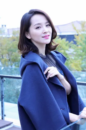 邓莎镂空蕾丝纱裙美艳写真图片_3