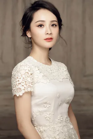 邓莎白裙温婉知性写真图片