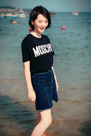 邓莎短袖牛仔裙海岸清爽写真图片_3