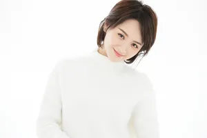 邓莎甜美生日写真图片