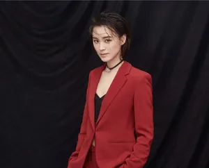 毛林林干练十足魅惑红色西装写真图片