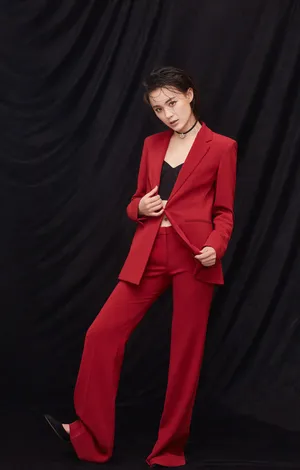毛林林干练十足魅惑红色西装写真图片