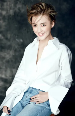 毛林林白衬衫清爽迷人时尚写真图片_3