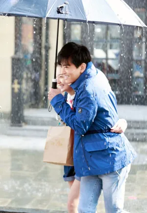 加油爱人陈晓东毛林林雨中演绎浪漫_2