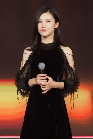 杨子珊丝绒礼服活动图片：优雅别致的美丽_1
