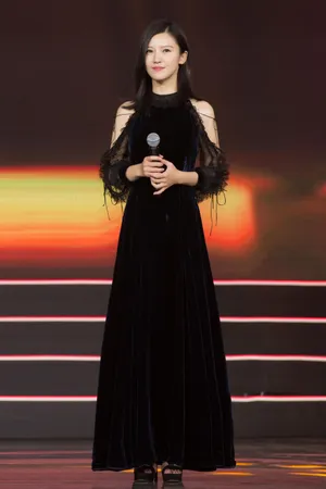 杨子珊丝绒礼服活动图片：优雅别致的美丽_2