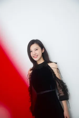 杨子珊丝绒礼服活动图片：优雅别致的美丽_3