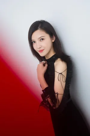 杨子珊丝绒礼服活动图片：优雅别致的美丽_4