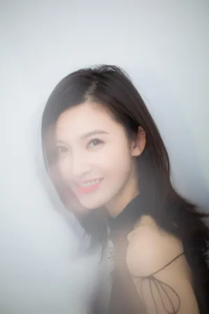 杨子珊丝绒礼服活动图片：优雅别致的美丽_5