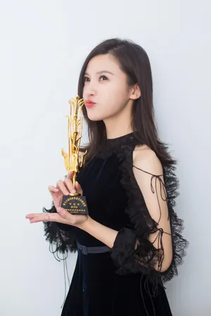 杨子珊丝绒礼服活动图片：优雅别致的美丽_6
