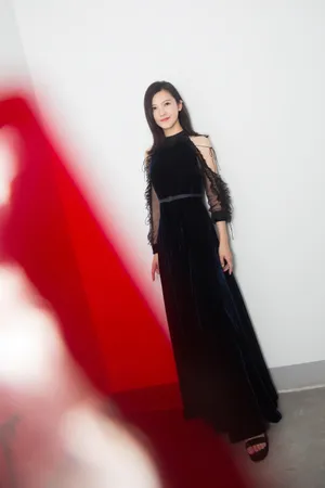 杨子珊丝绒礼服活动图片：优雅别致的美丽_7