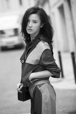 杨子珊黑白质感街拍图片_4