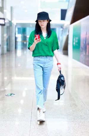 演员刘芸上海机场街拍图片