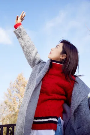 刘芸冬日暖阳唯美街拍时尚大片写真图片