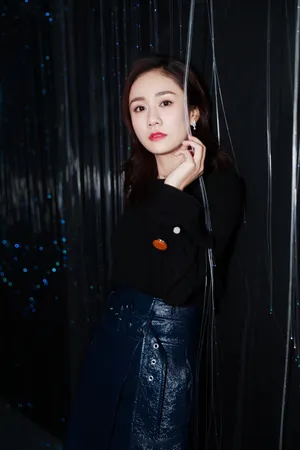 刘芸简约风时髦美艳活动写真图片_3