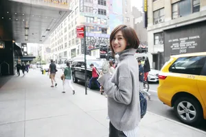 刘芸毛衣半裙活力街拍写真