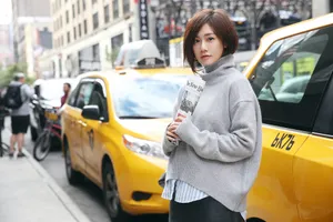 刘芸毛衣半裙活力街拍写真_3