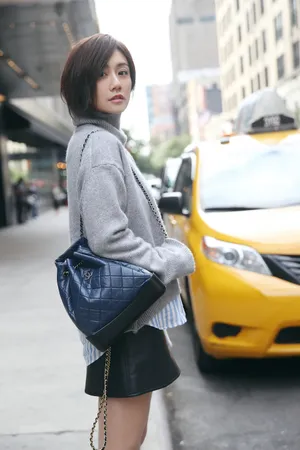 刘芸毛衣半裙活力街拍写真_6