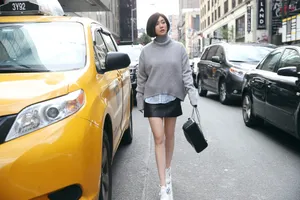 刘芸毛衣半裙活力街拍写真_7