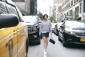 刘芸毛衣半裙活力街拍写真_8