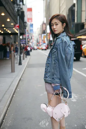 刘芸纽约街头时尚性感写真