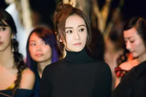 刘芸亮相limil看秀紧身上衣超短裙写真