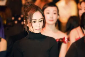 刘芸亮相limil看秀紧身上衣超短裙写真_1
