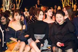 刘芸亮相limil看秀紧身上衣超短裙写真_2