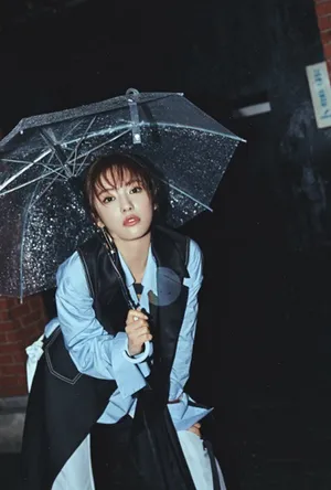 蔡文静雨天时尚街拍高清图片