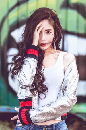 温心露肩小性感酷帅写真图片