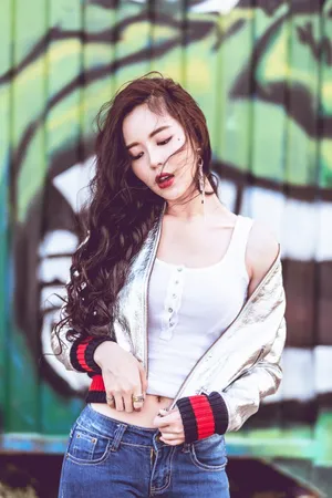 温心露肩小性感酷帅写真图片