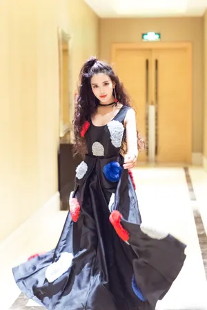 温心个性长裙美艳写真图片_1