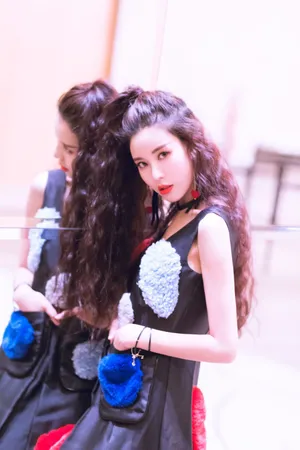 温心个性长裙美艳写真图片