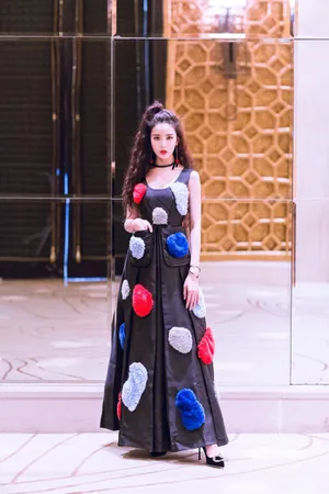温心个性长裙美艳写真图片_2