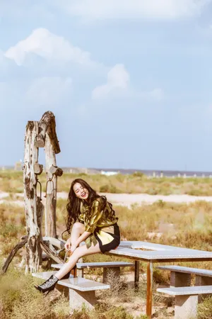 温心红唇性感长腿迷人随性写真图片_1