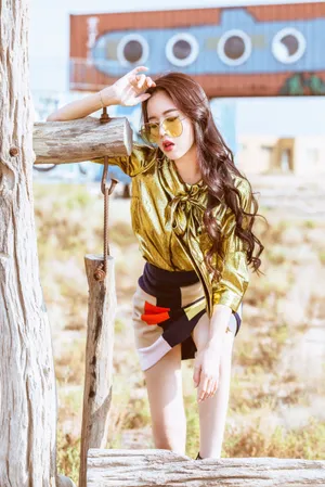 温心红唇性感长腿迷人随性写真图片_2