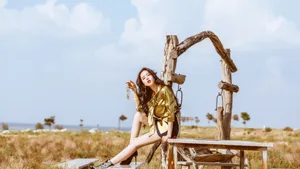 温心红唇性感长腿迷人随性写真图片_3