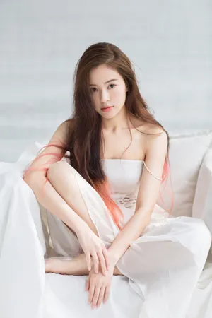 温心抹胸长裙俏皮甜美写真图片_4