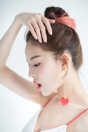 温心深V吊带裙性感妩媚写真图片