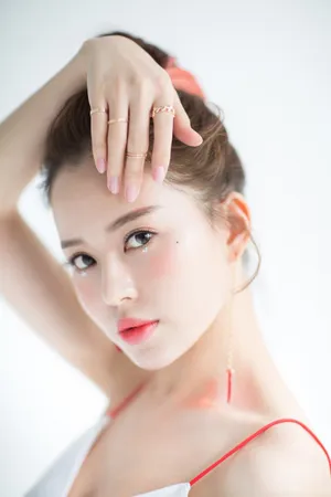 温心深V吊带裙性感妩媚写真图片