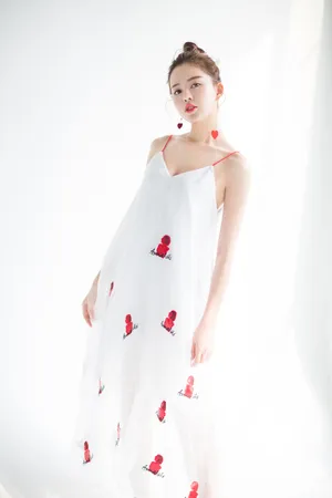 温心深V吊带裙性感妩媚写真图片_2